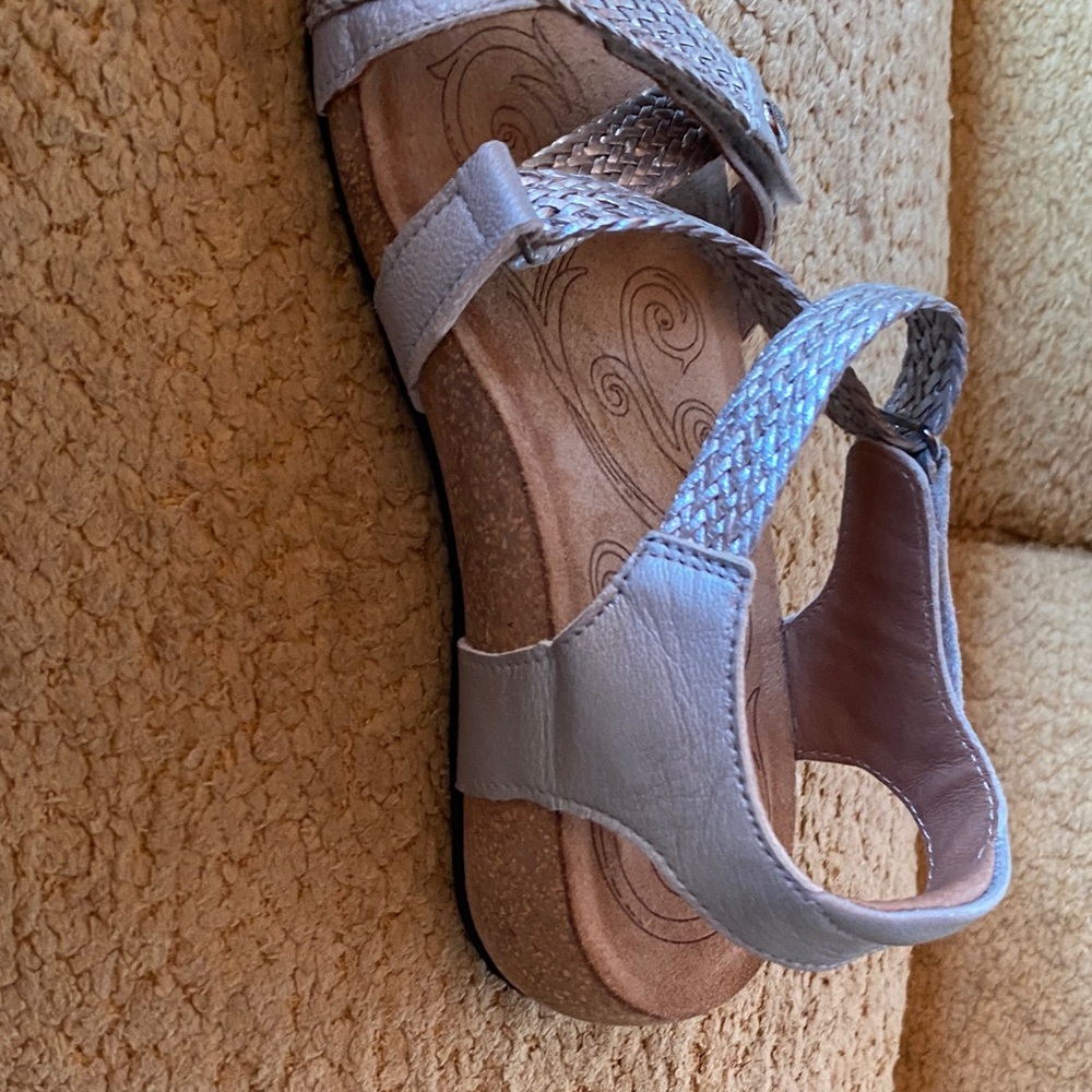 taos Women's Sandals in Silver NWOT - Picture 4 of 5